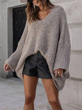 Suéter holgado con cuello en V, mangas murciélago color albaricoque y dobladillo irregular